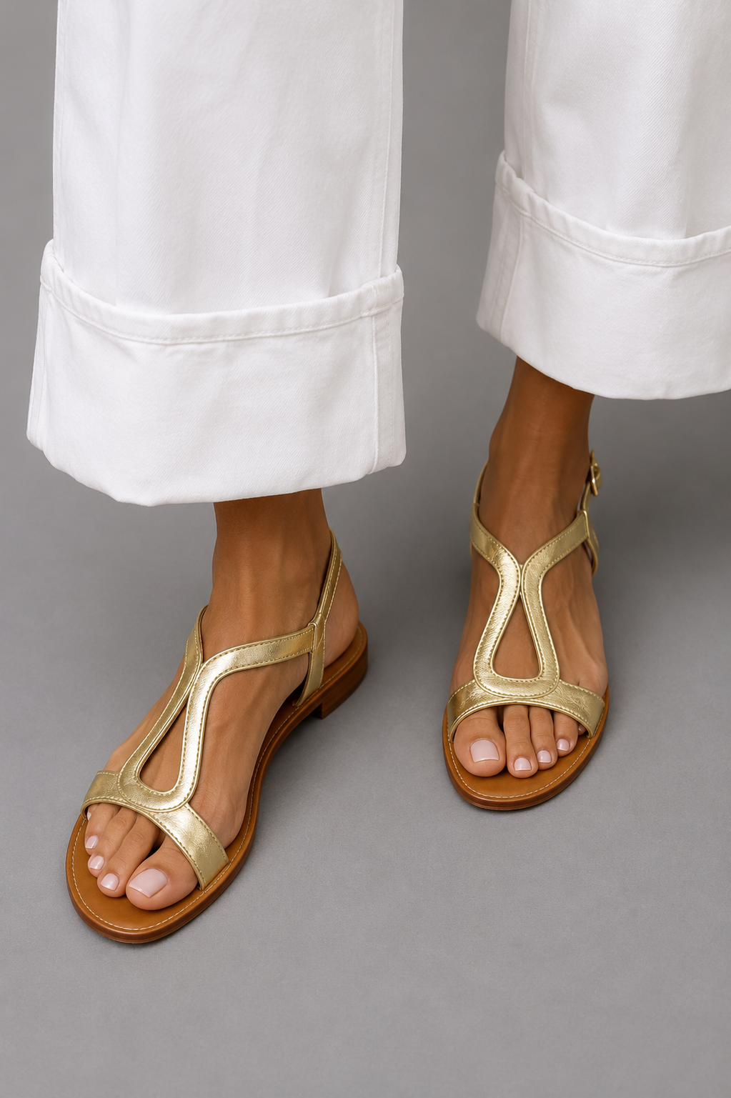 Lucía™ | Sandalias doradas planas de verano