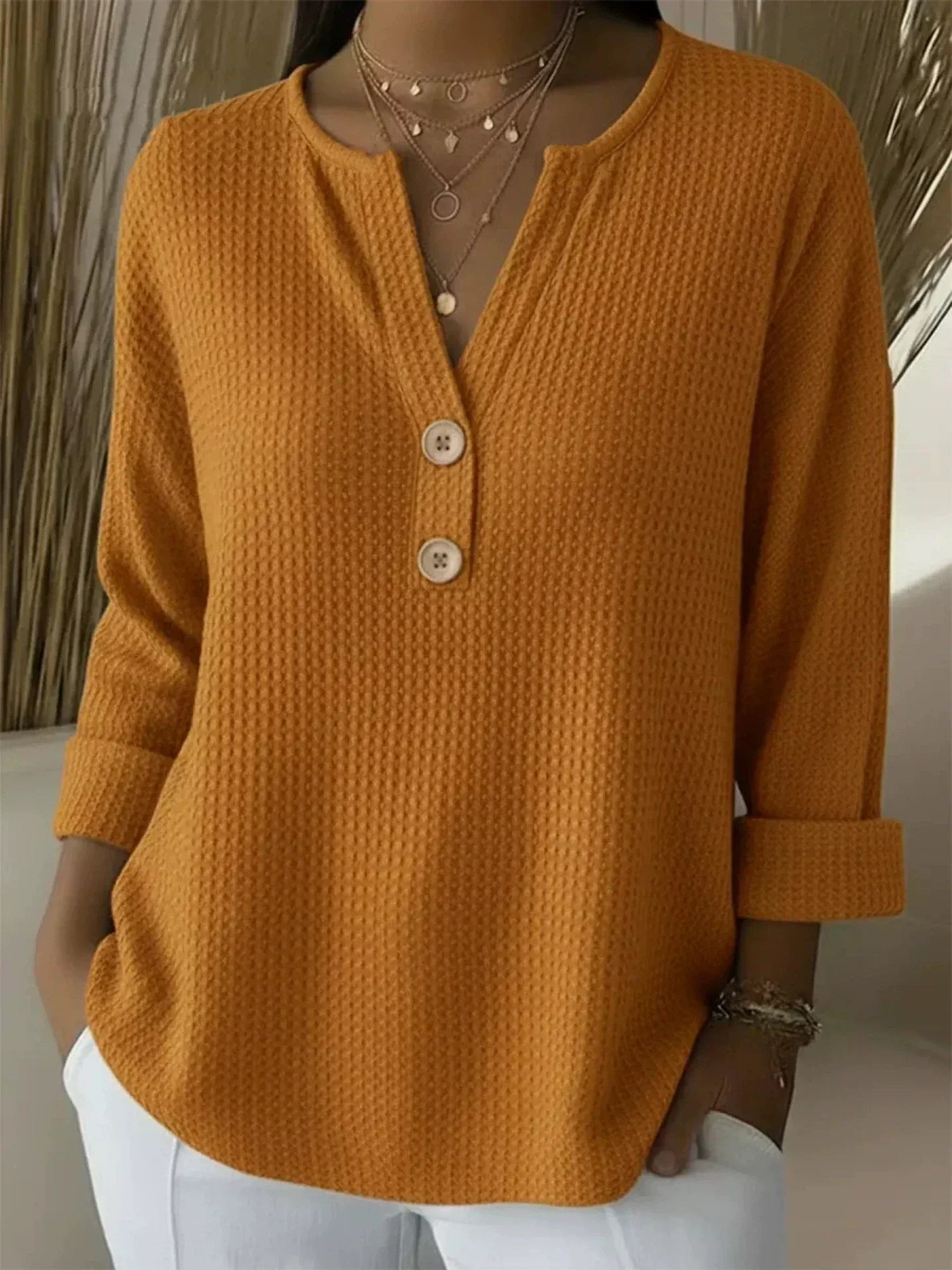 Lucía | Camiseta gofrada con escote Henley